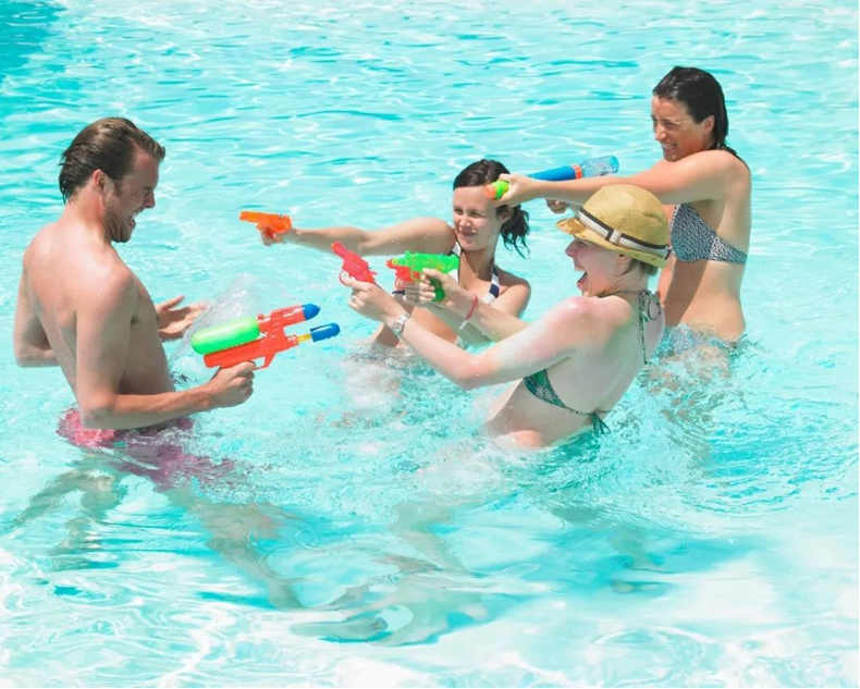 室內(nèi)泳池什么“咖位”？居然用專業(yè)定制的除濕機！??！