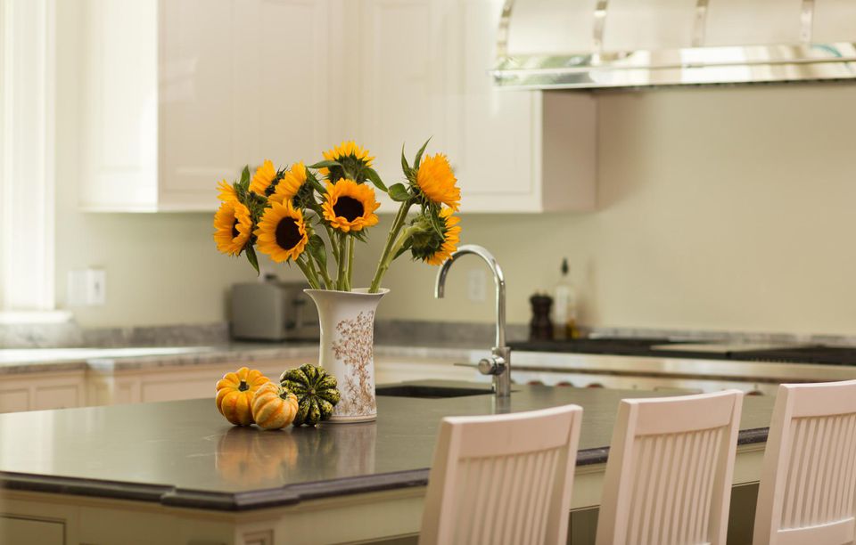 你家里的環(huán)境是太干燥還是太潮濕？除濕機控濕防潮