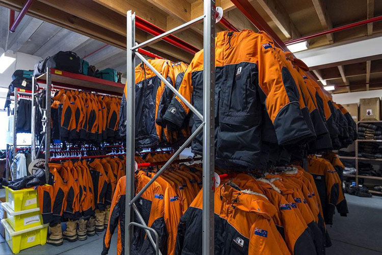 服裝倉(cāng)庫(kù)如何除濕？倉(cāng)庫(kù)除濕機(jī)輕松應(yīng)對(duì)潮濕問(wèn)題